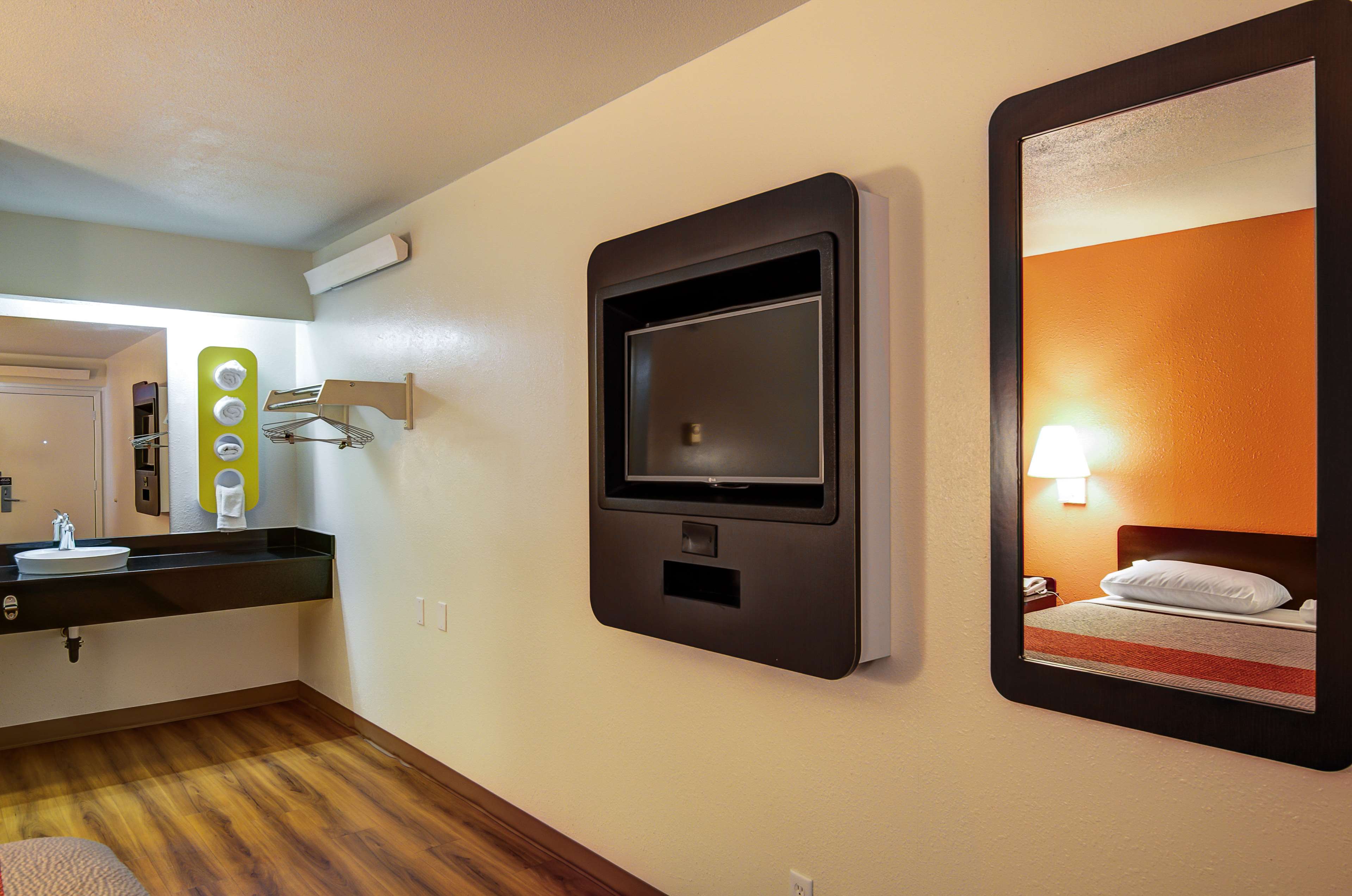 Motel 6 Springfield North