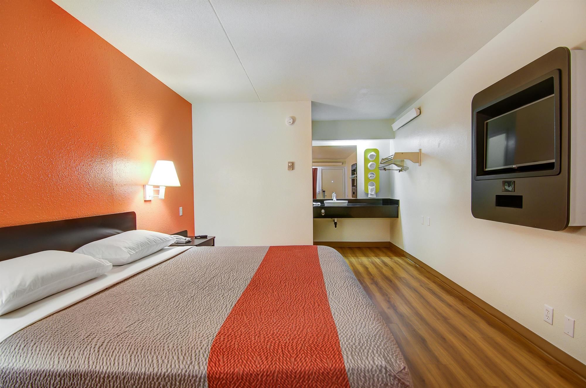 Motel 6 Springfield North