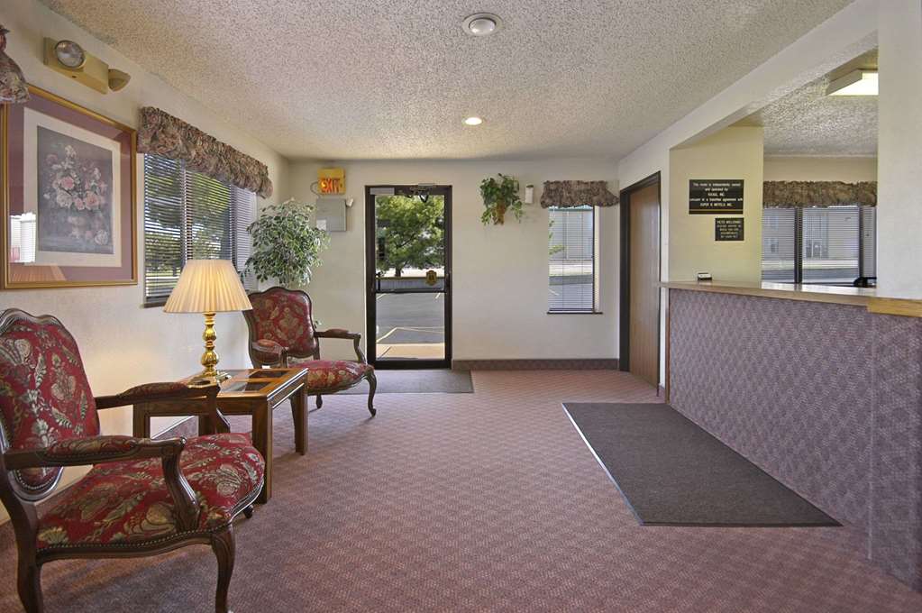 Super 8 by Wyndham Springfield North I-44