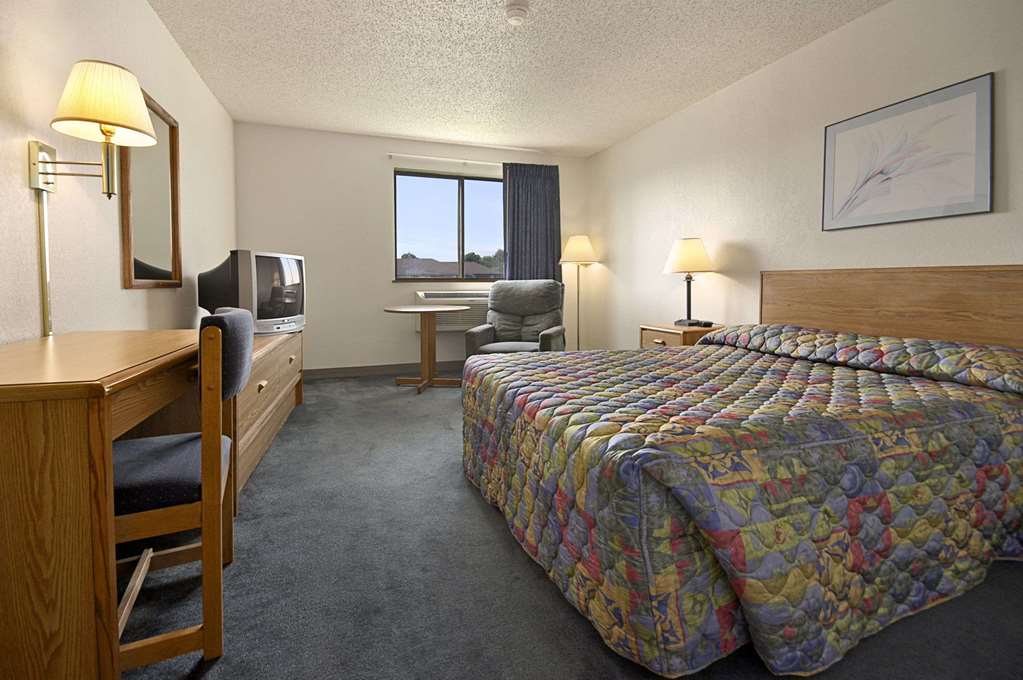 Super 8 by Wyndham Springfield North I-44