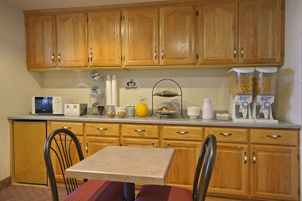 Super 8 by Wyndham Springfield North I-44