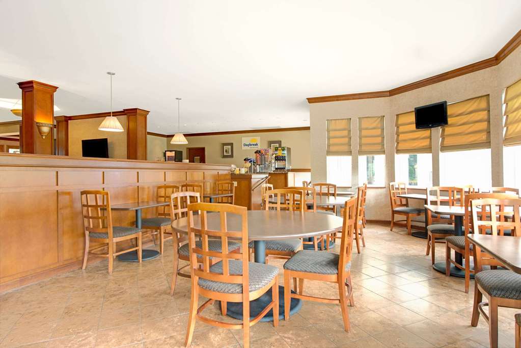 Days Inn & Suites by Wyndham St. Louis/Westport Plaza