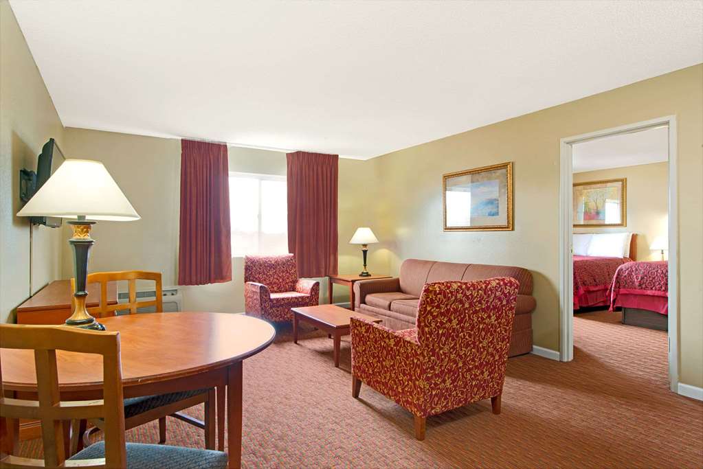 Days Inn & Suites by Wyndham St. Louis/Westport Plaza