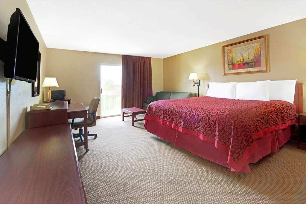 Days Inn & Suites by Wyndham St. Louis/Westport Plaza