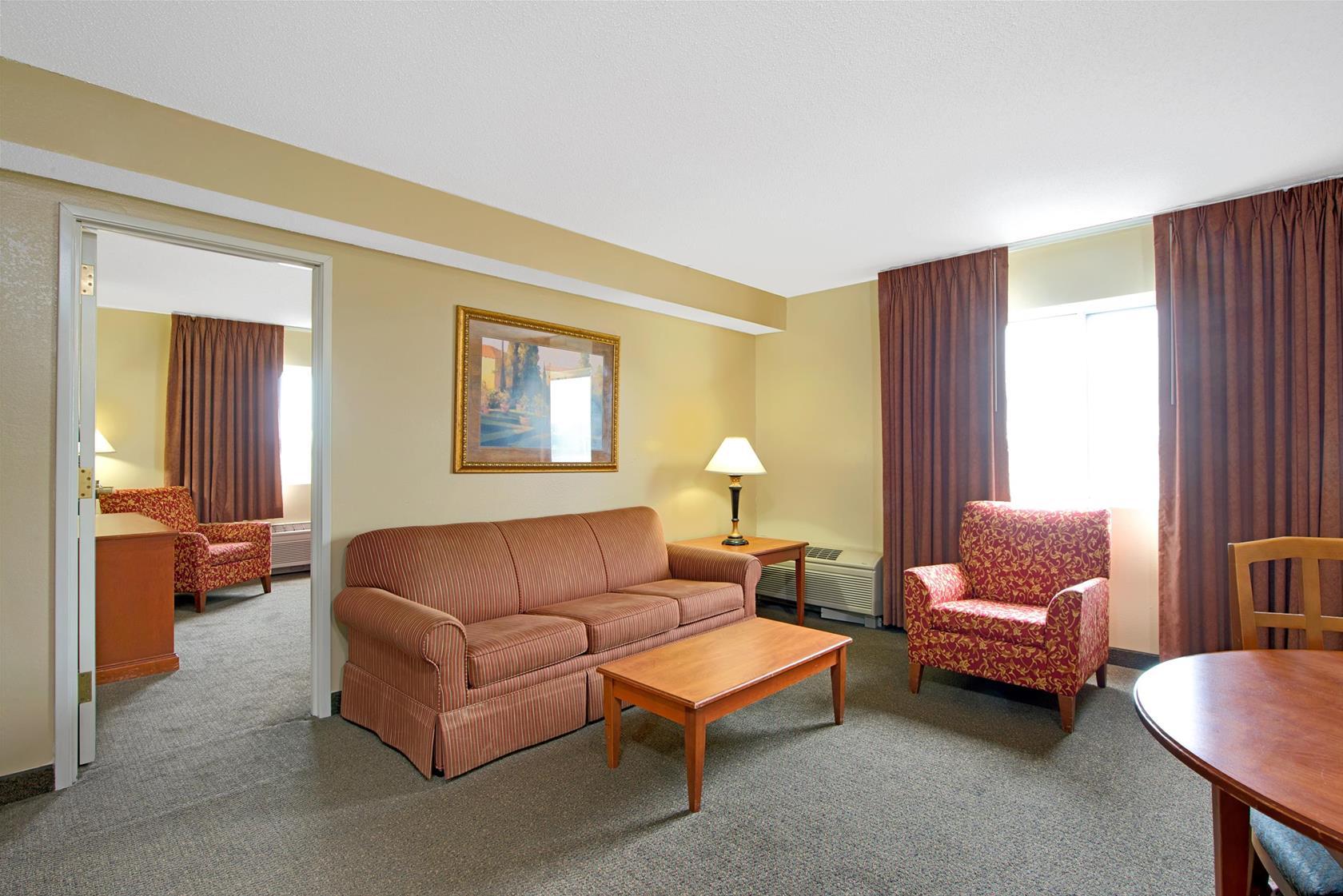 Days Inn & Suites by Wyndham St. Louis/Westport Plaza