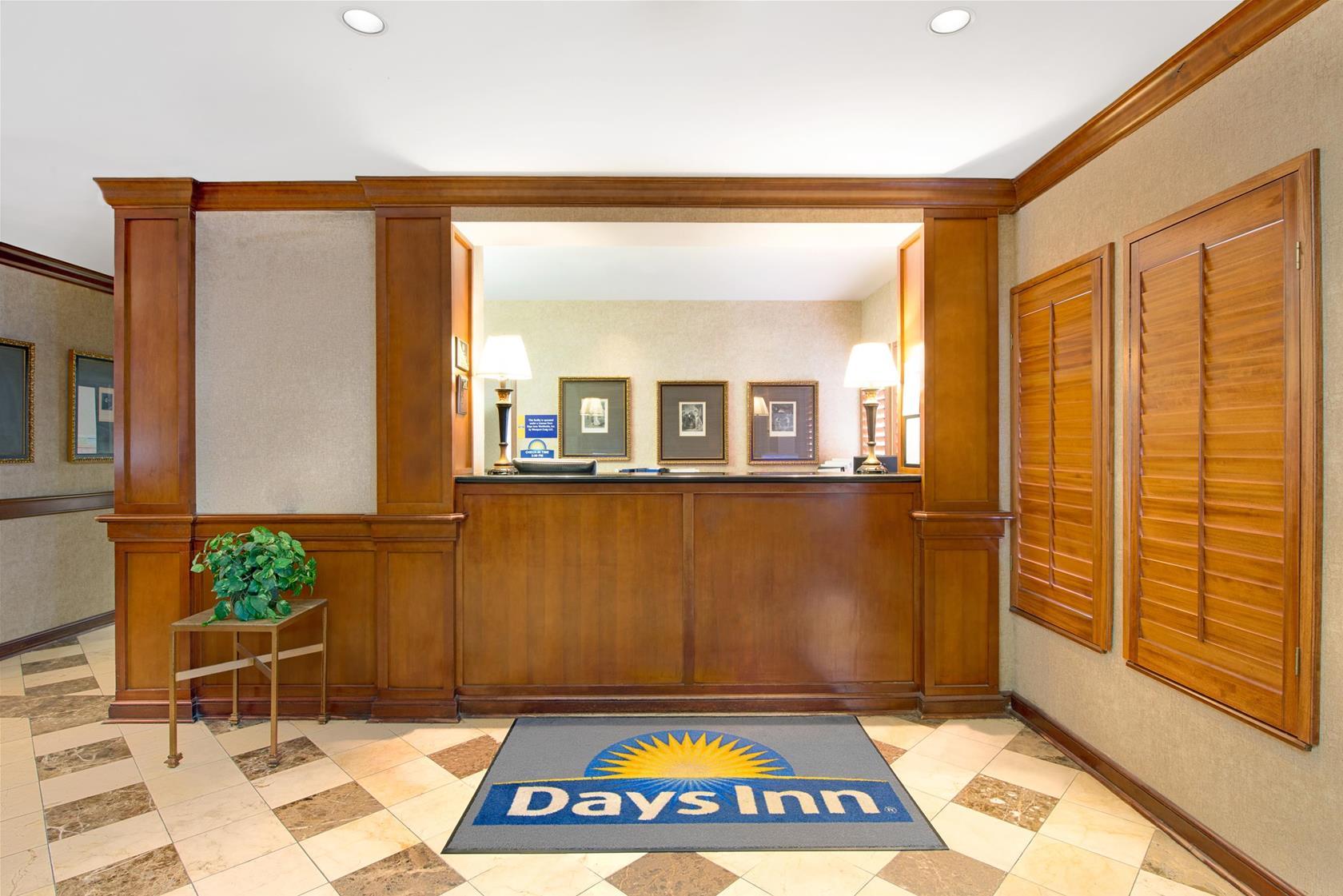 Days Inn & Suites by Wyndham St. Louis/Westport Plaza