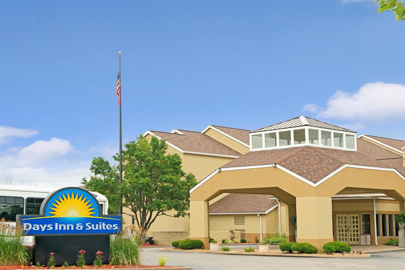 Days Inn & Suites by Wyndham St. Louis/Westport Plaza