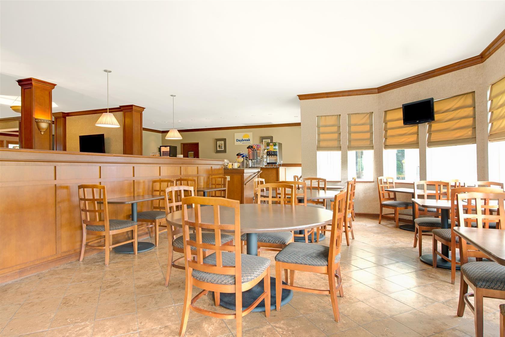 Days Inn & Suites by Wyndham St. Louis/Westport Plaza