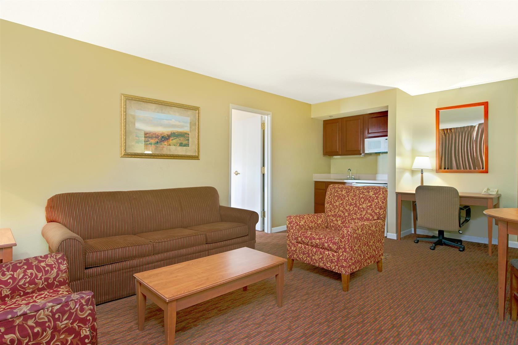 Days Inn & Suites by Wyndham St. Louis/Westport Plaza