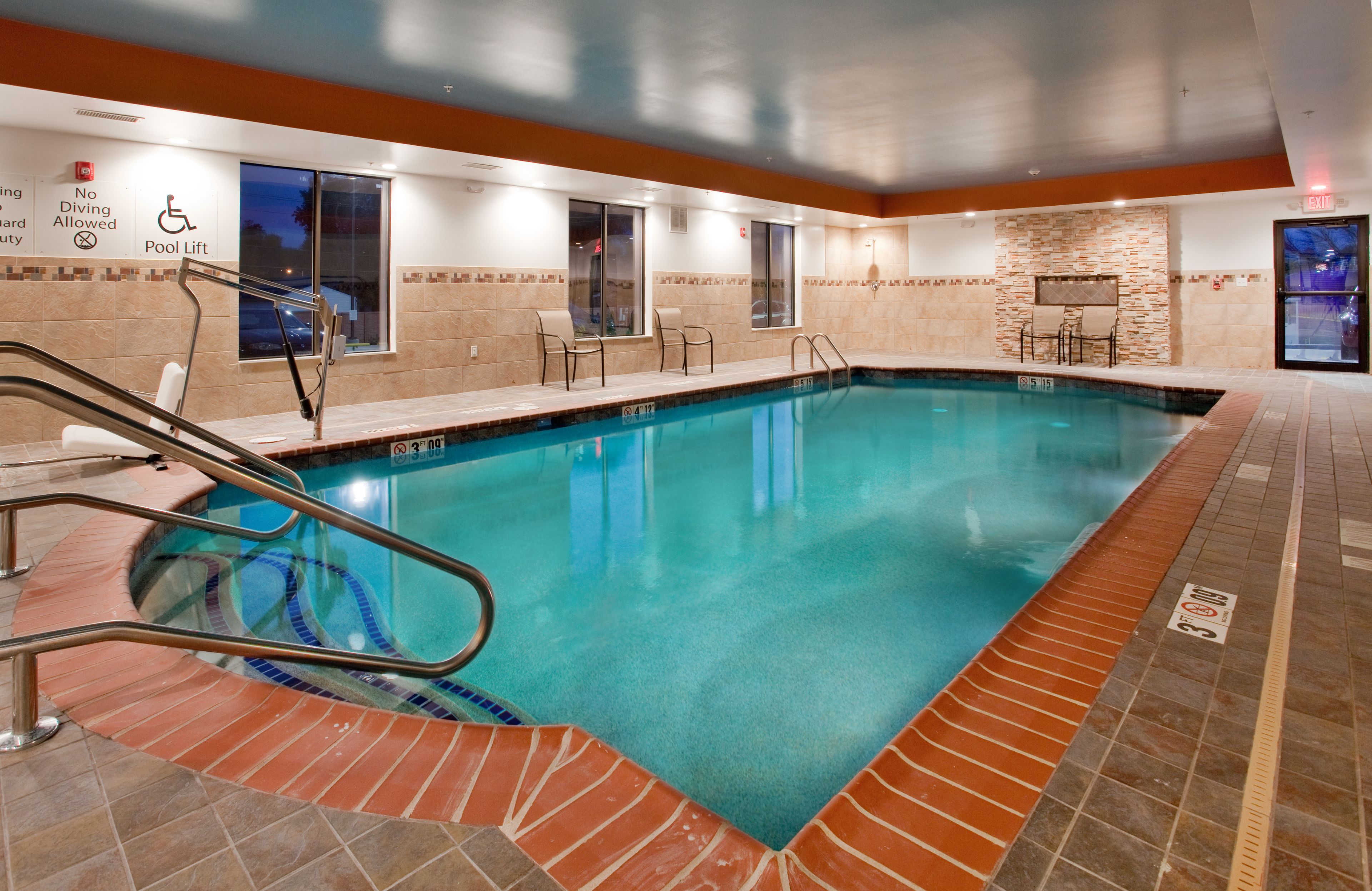 Holiday Inn Express & Suites St Louis Airport