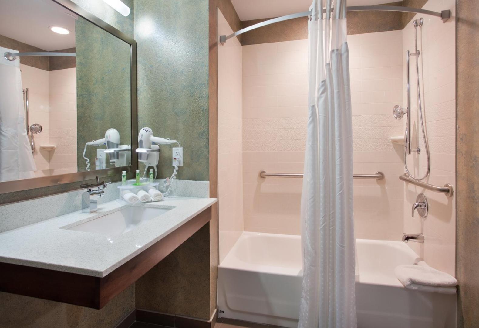 Holiday Inn Express & Suites St Louis Airport