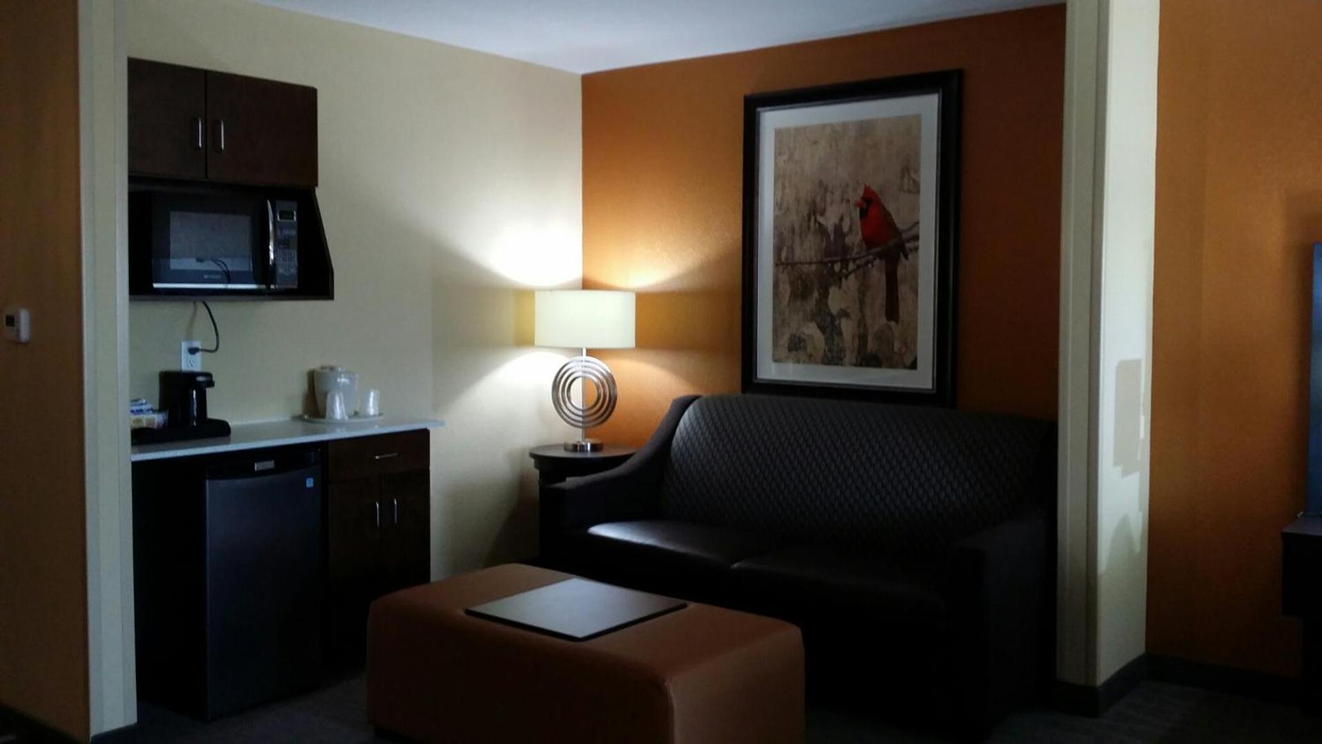 Holiday Inn Express & Suites St Louis Airport