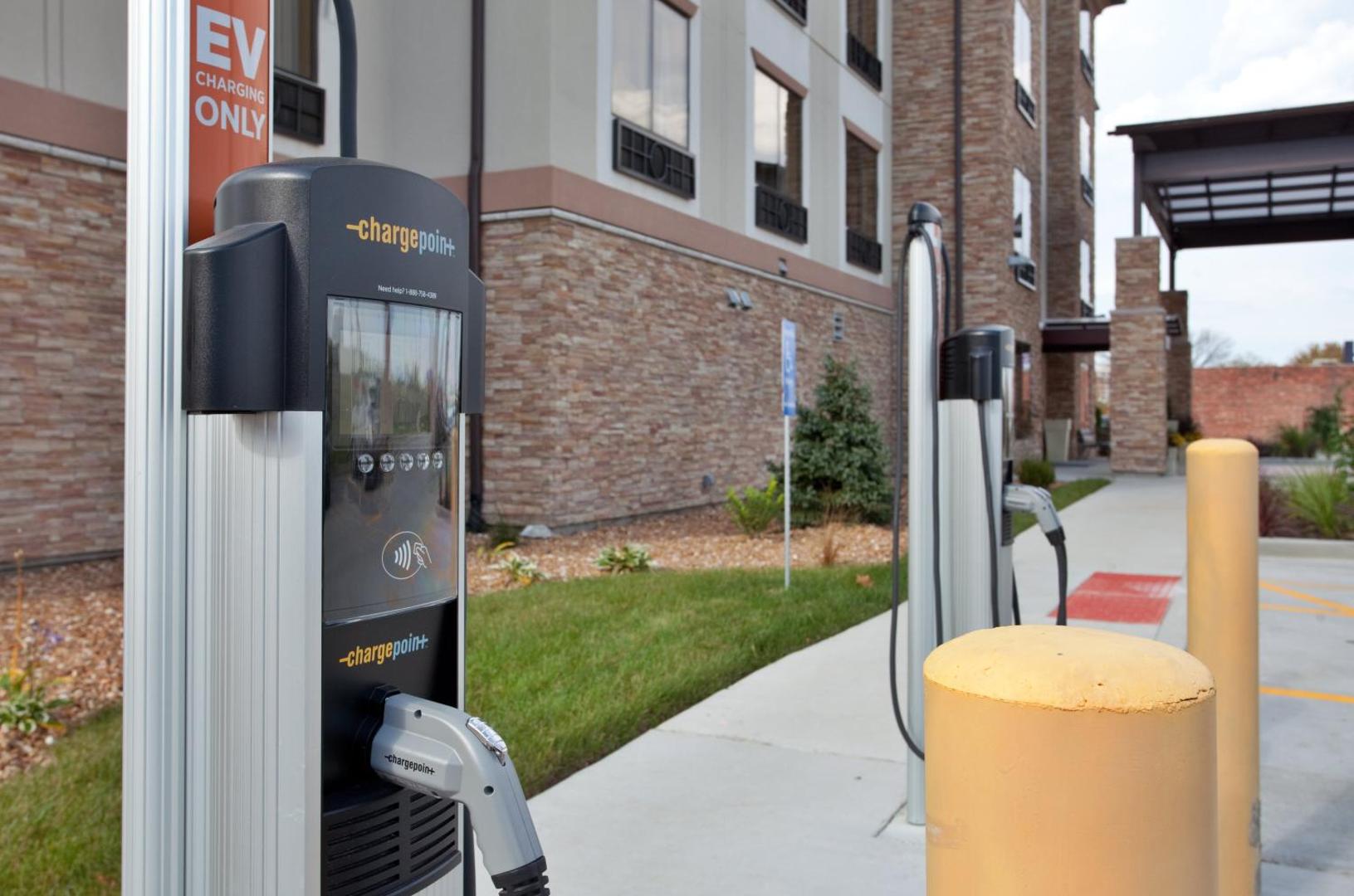 Holiday Inn Express & Suites St Louis Airport