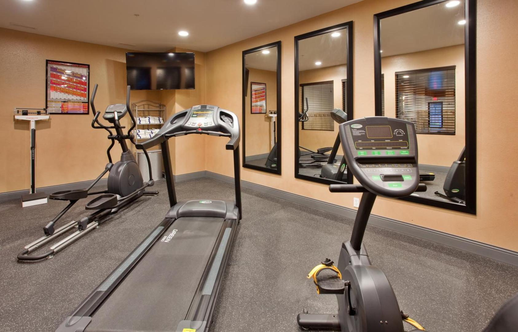 Holiday Inn Express & Suites St Louis Airport