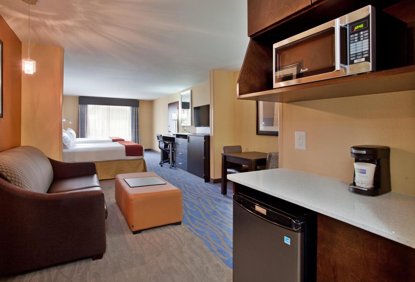Holiday Inn Express & Suites St Louis Airport