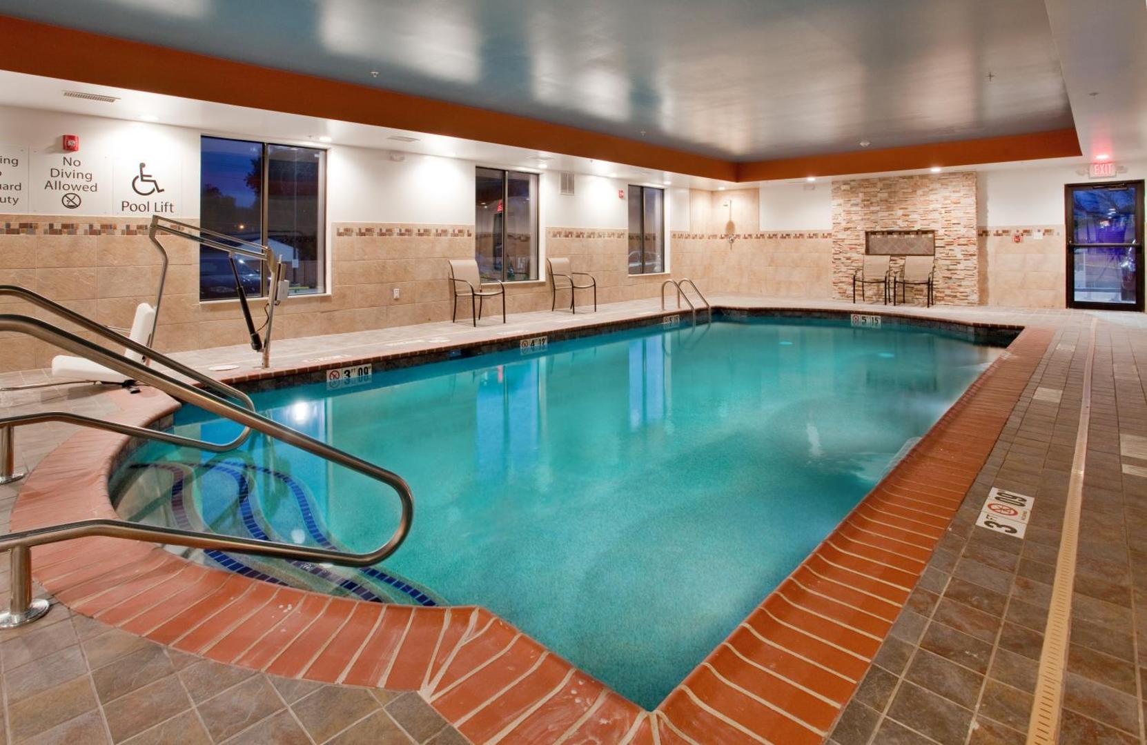 Holiday Inn Express & Suites St Louis Airport