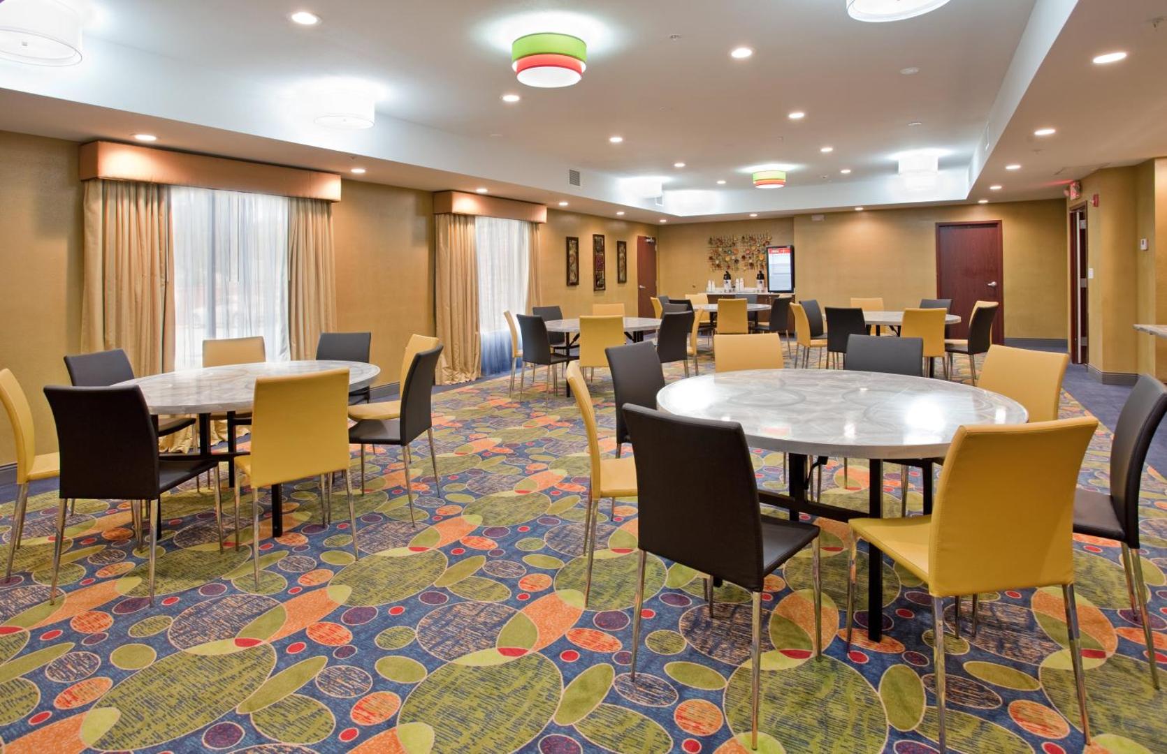Holiday Inn Express & Suites St Louis Airport