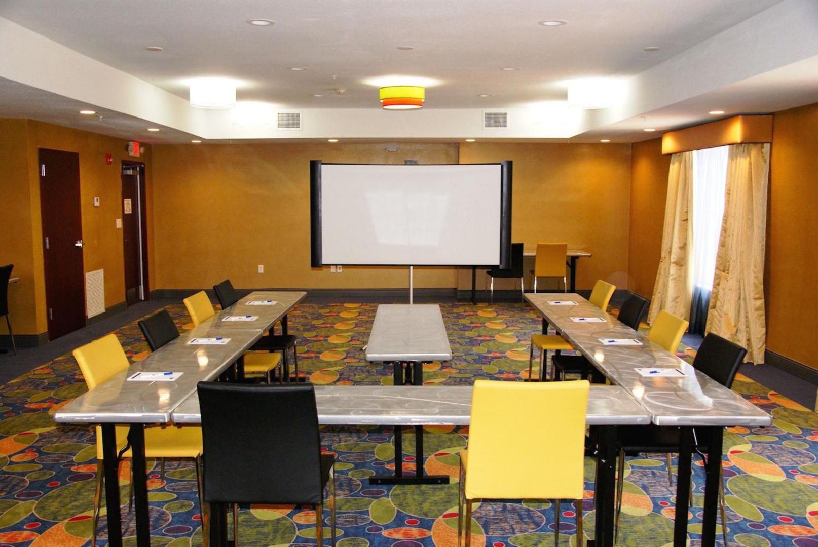 Holiday Inn Express & Suites St Louis Airport
