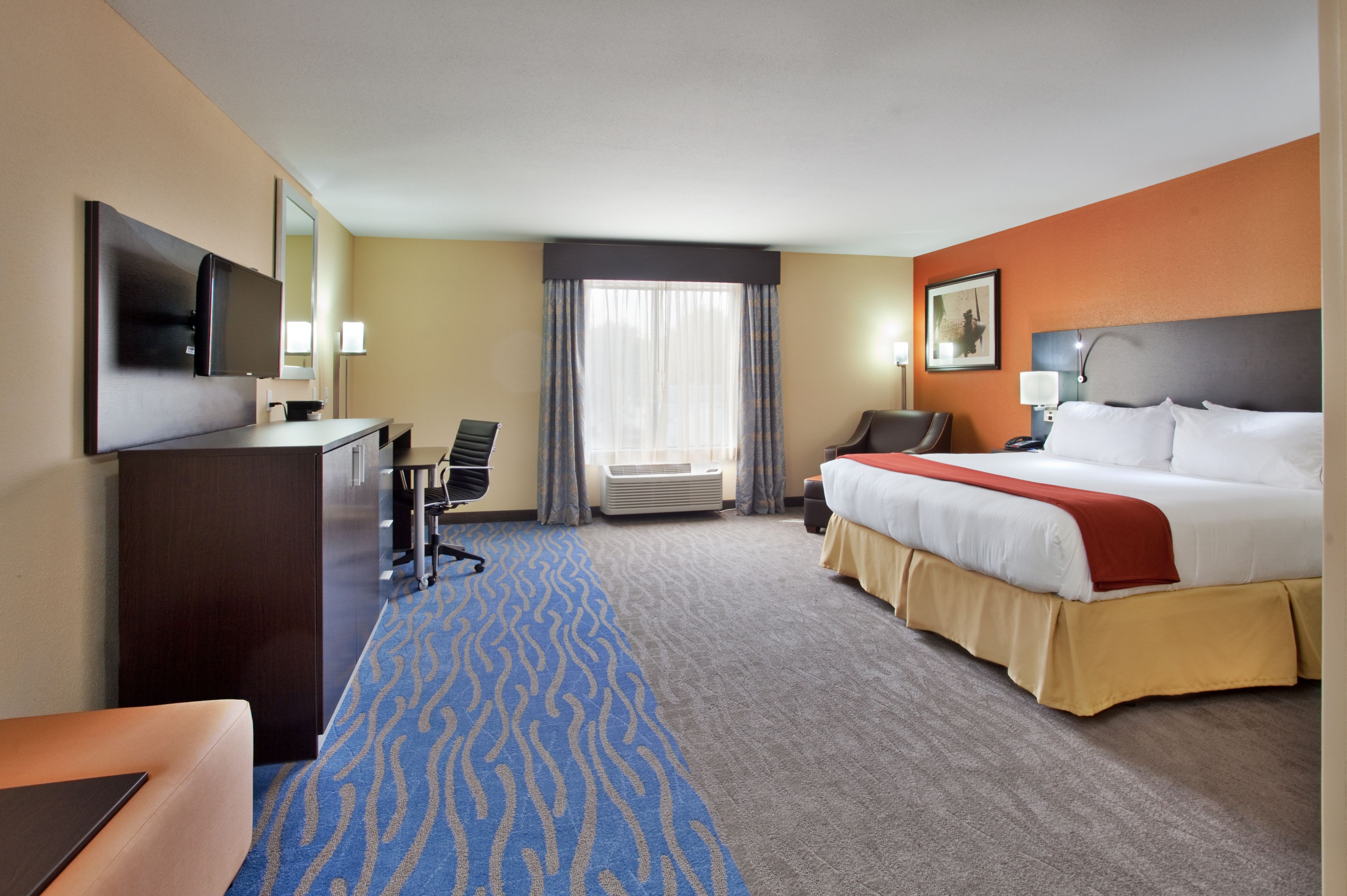 Holiday Inn Express & Suites St Louis Airport