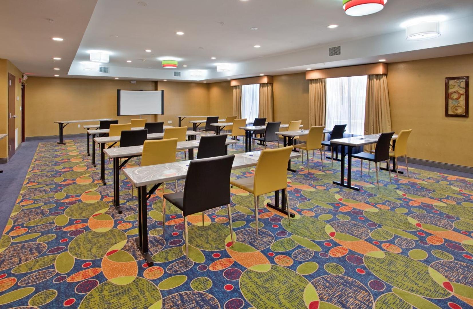 Holiday Inn Express & Suites St Louis Airport
