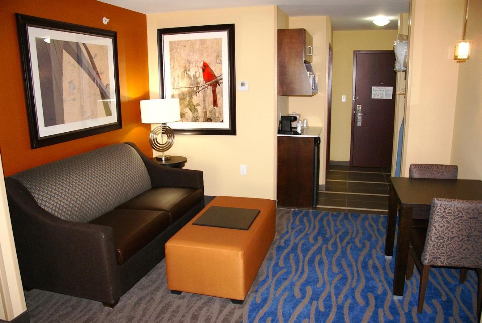 Holiday Inn Express & Suites St Louis Airport