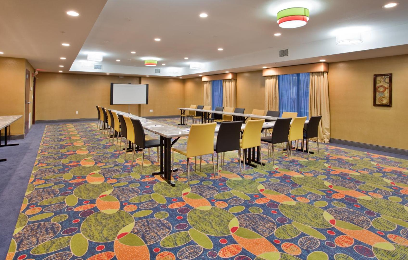 Holiday Inn Express & Suites St Louis Airport