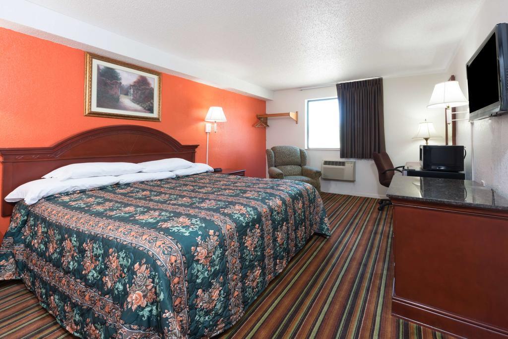Knights Inn Ferguson