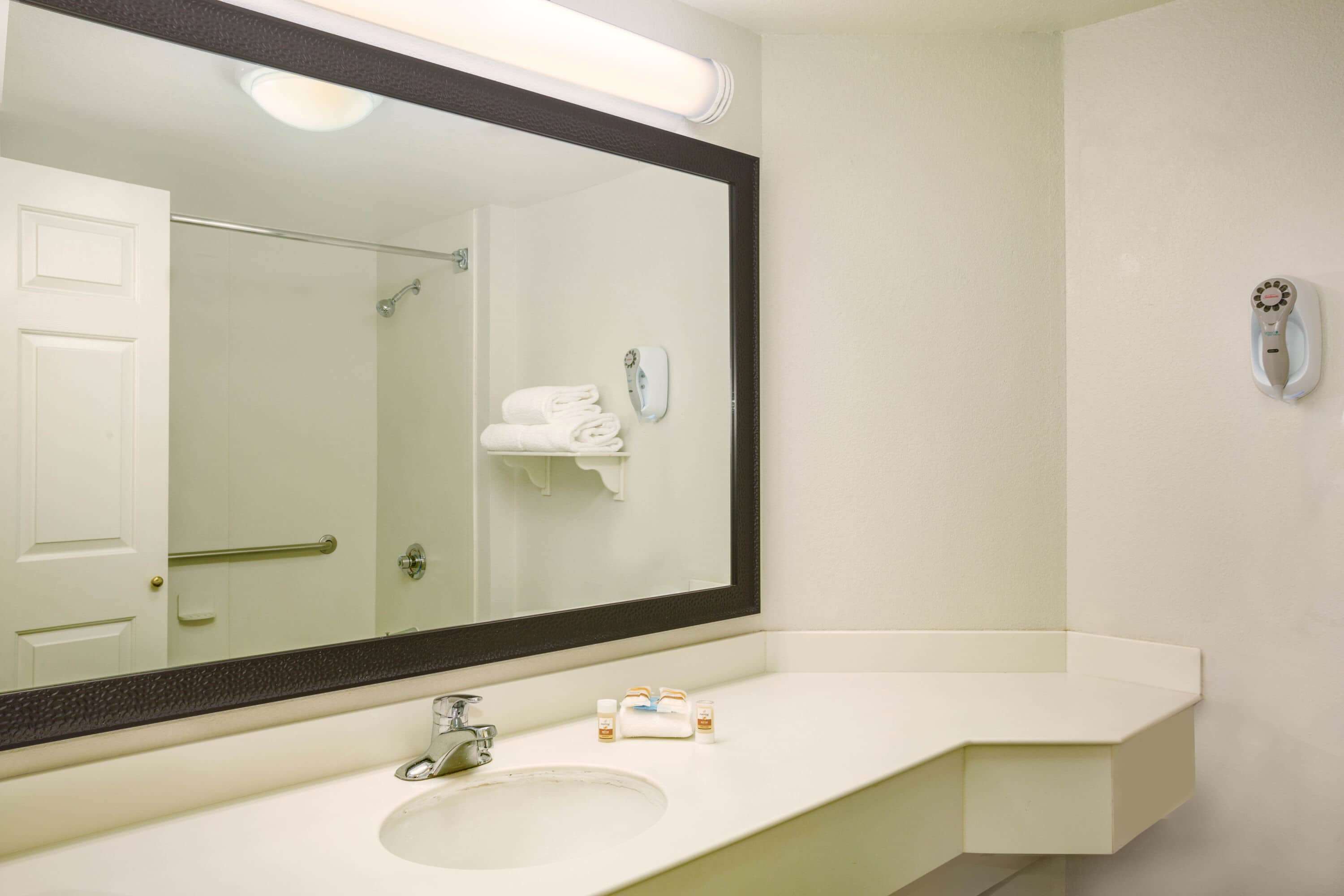 La Quinta Inn & Suites by Wyndham St. Louis Westport