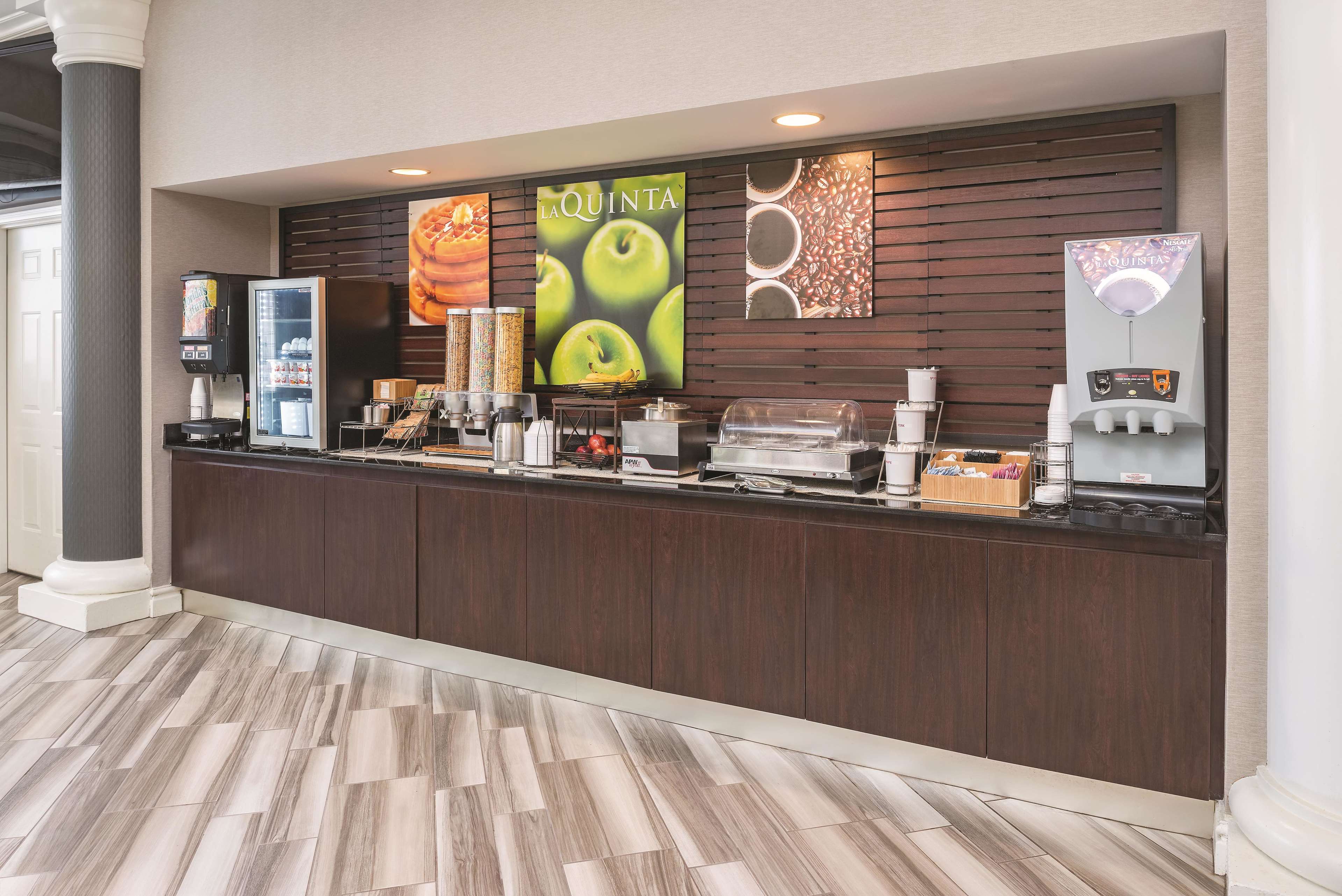 La Quinta Inn & Suites by Wyndham St. Louis Westport