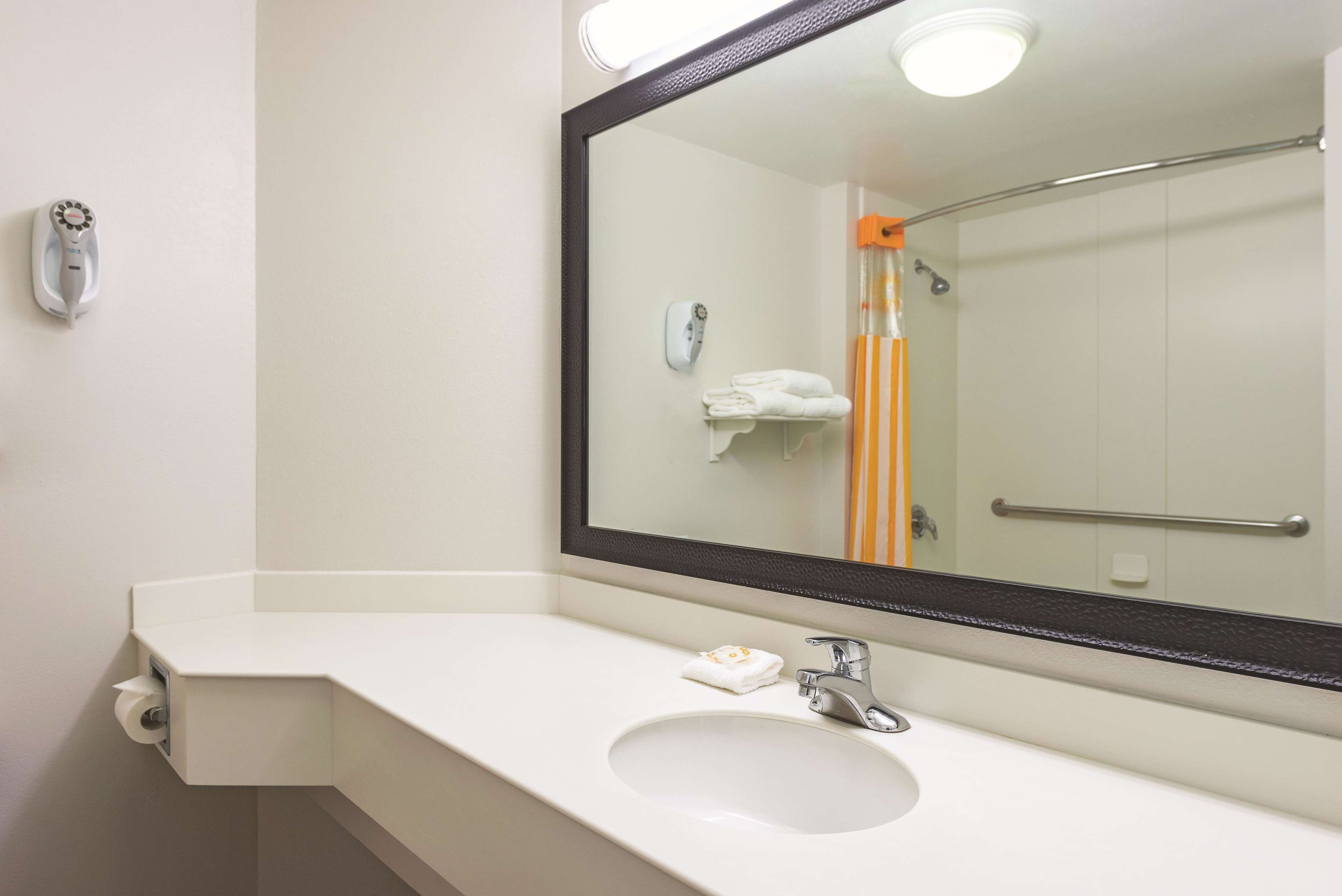 La Quinta Inn & Suites by Wyndham St. Louis Westport