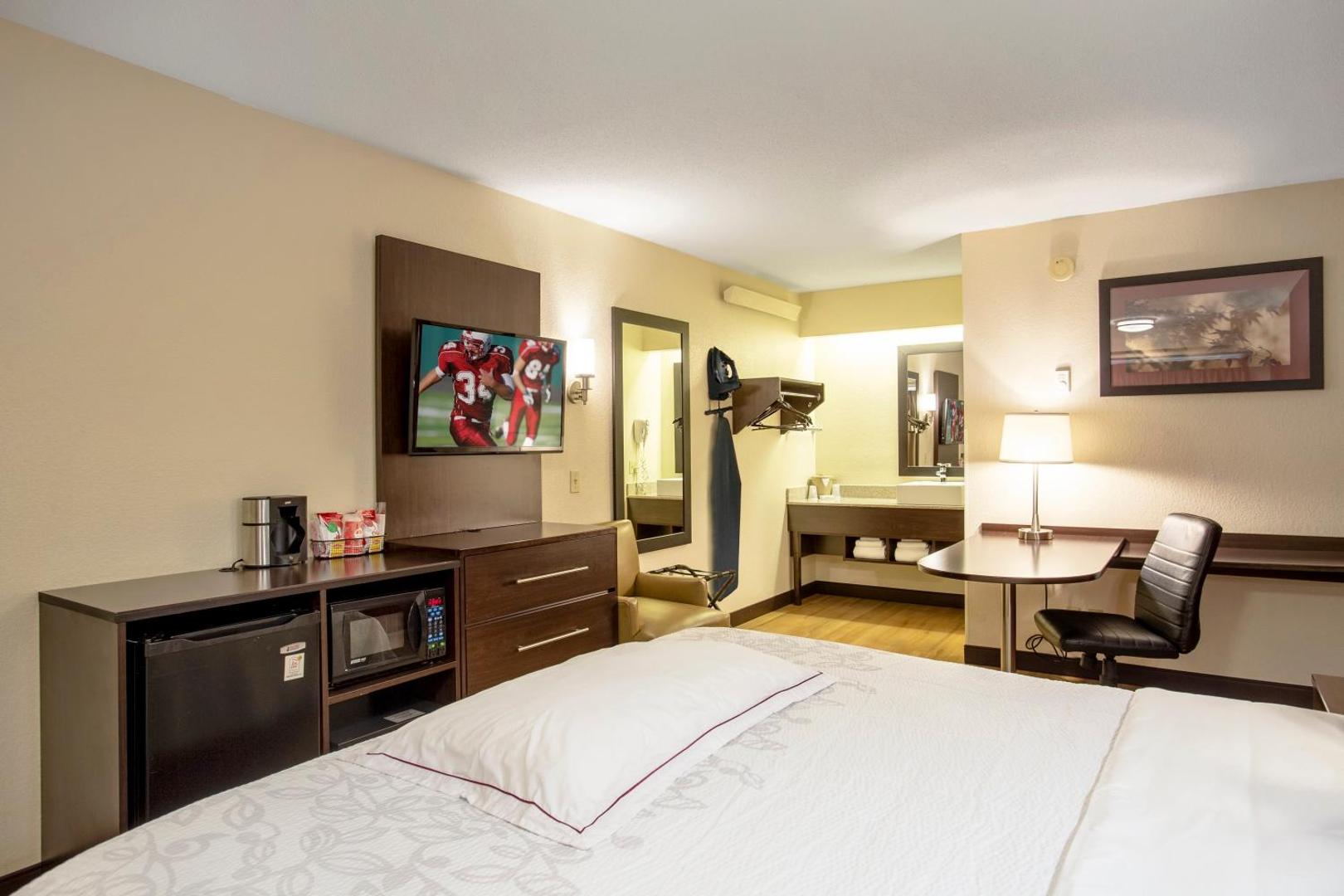 Red Roof PLUS+ St Louis - Forest Park/Hampton Ave