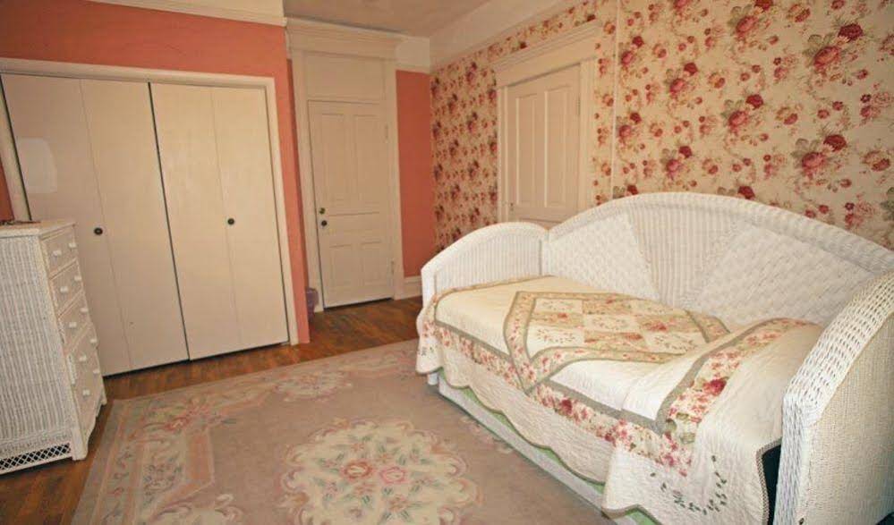 Hickory House Inn