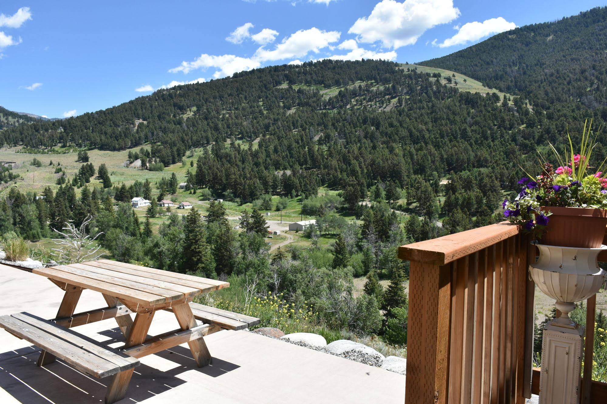 Yellowstone Mountain Cabins