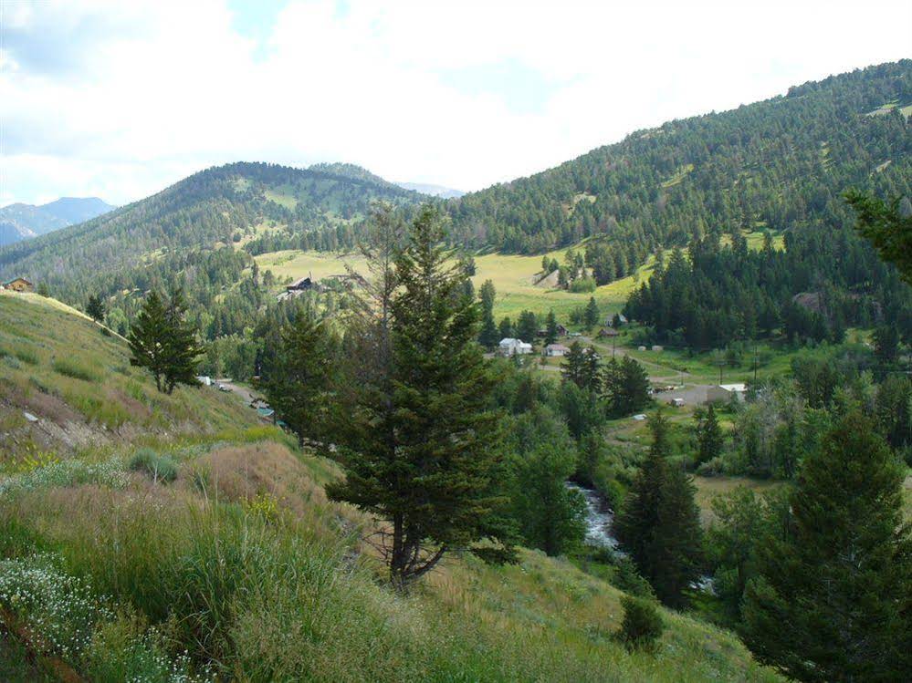 Yellowstone Mountain Cabins