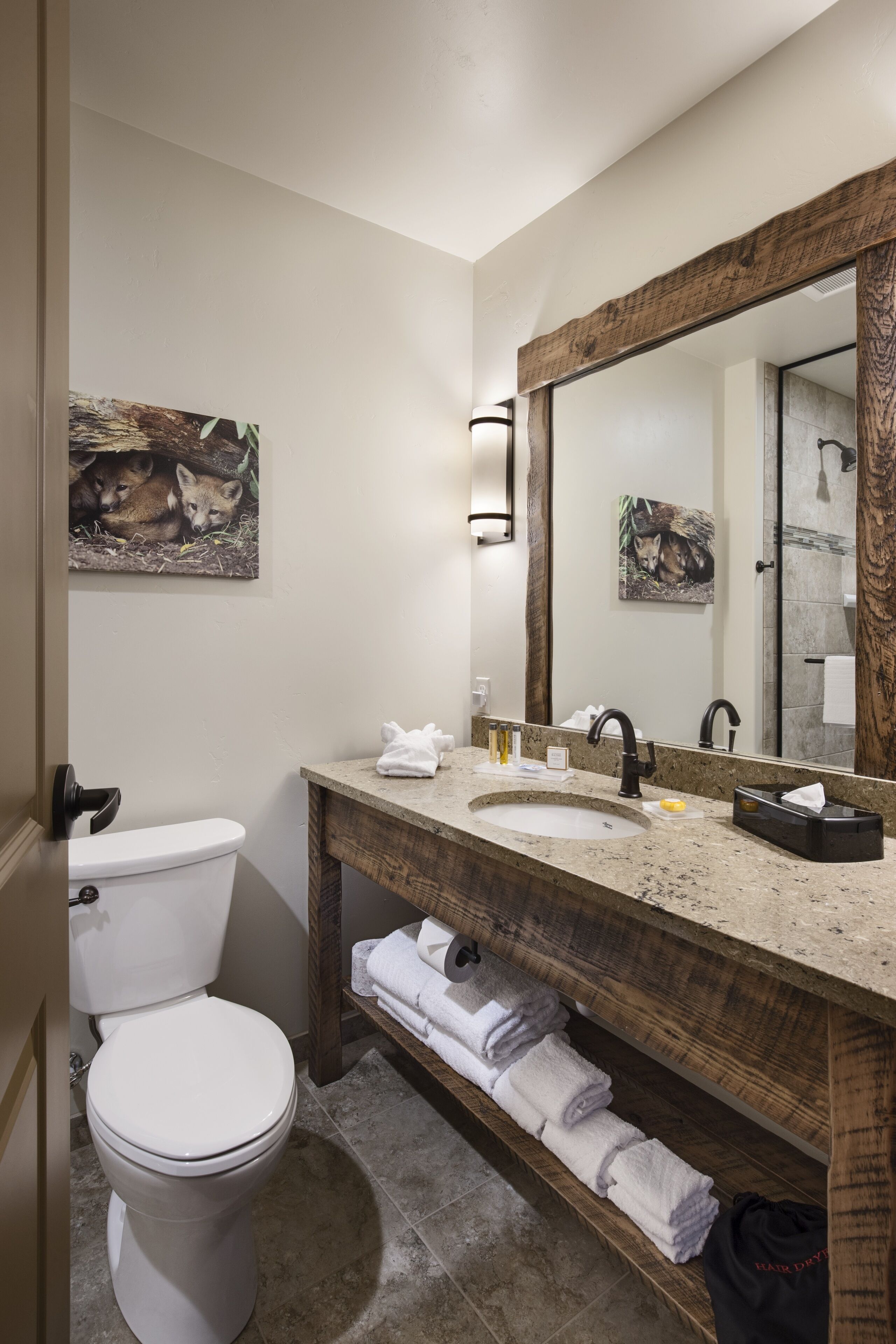 Glacier International Lodge
