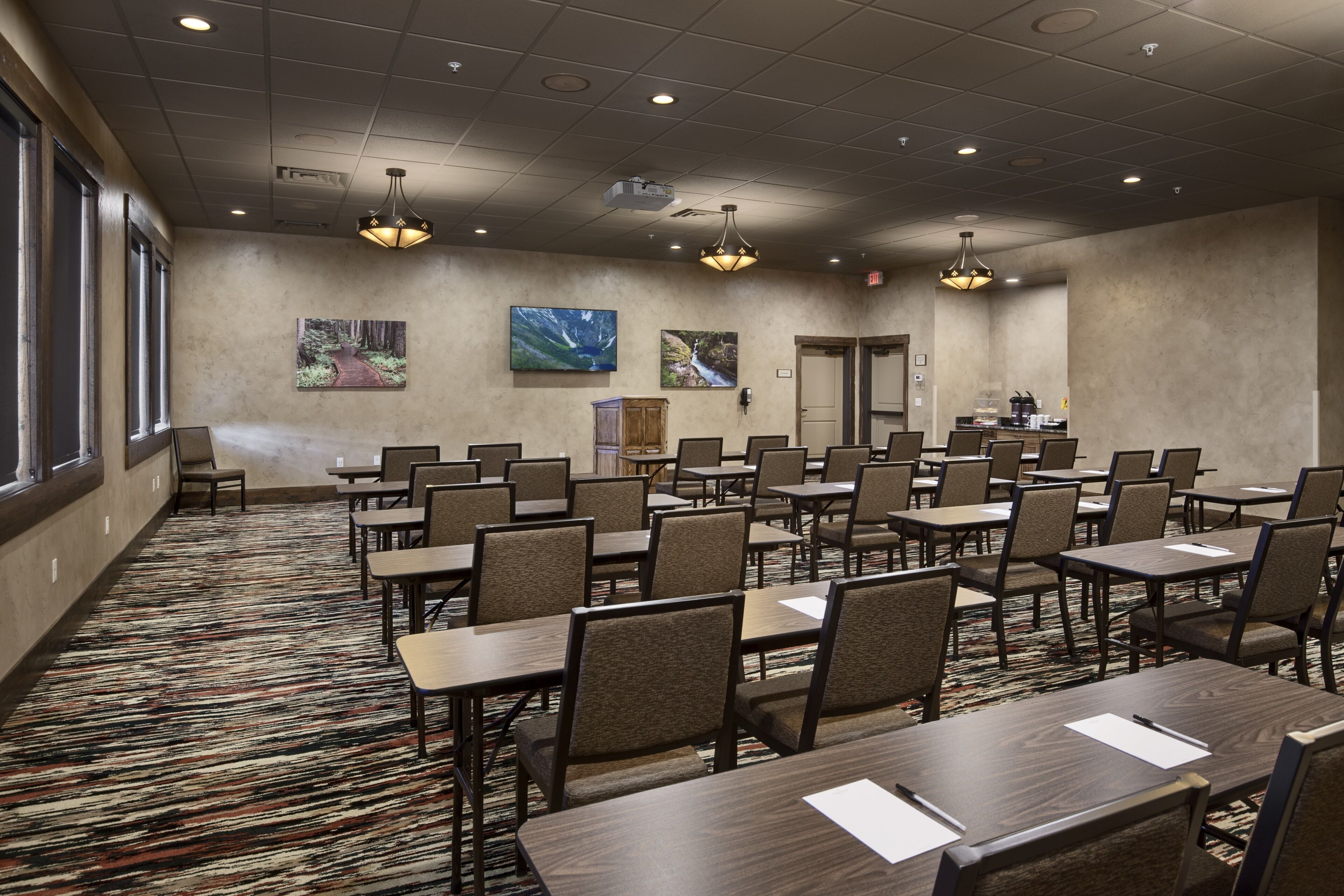 Glacier International Lodge