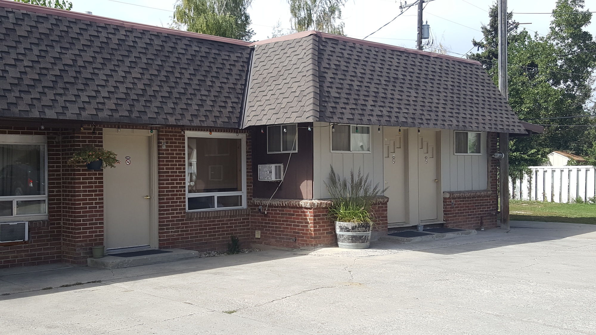 Trails End Motel