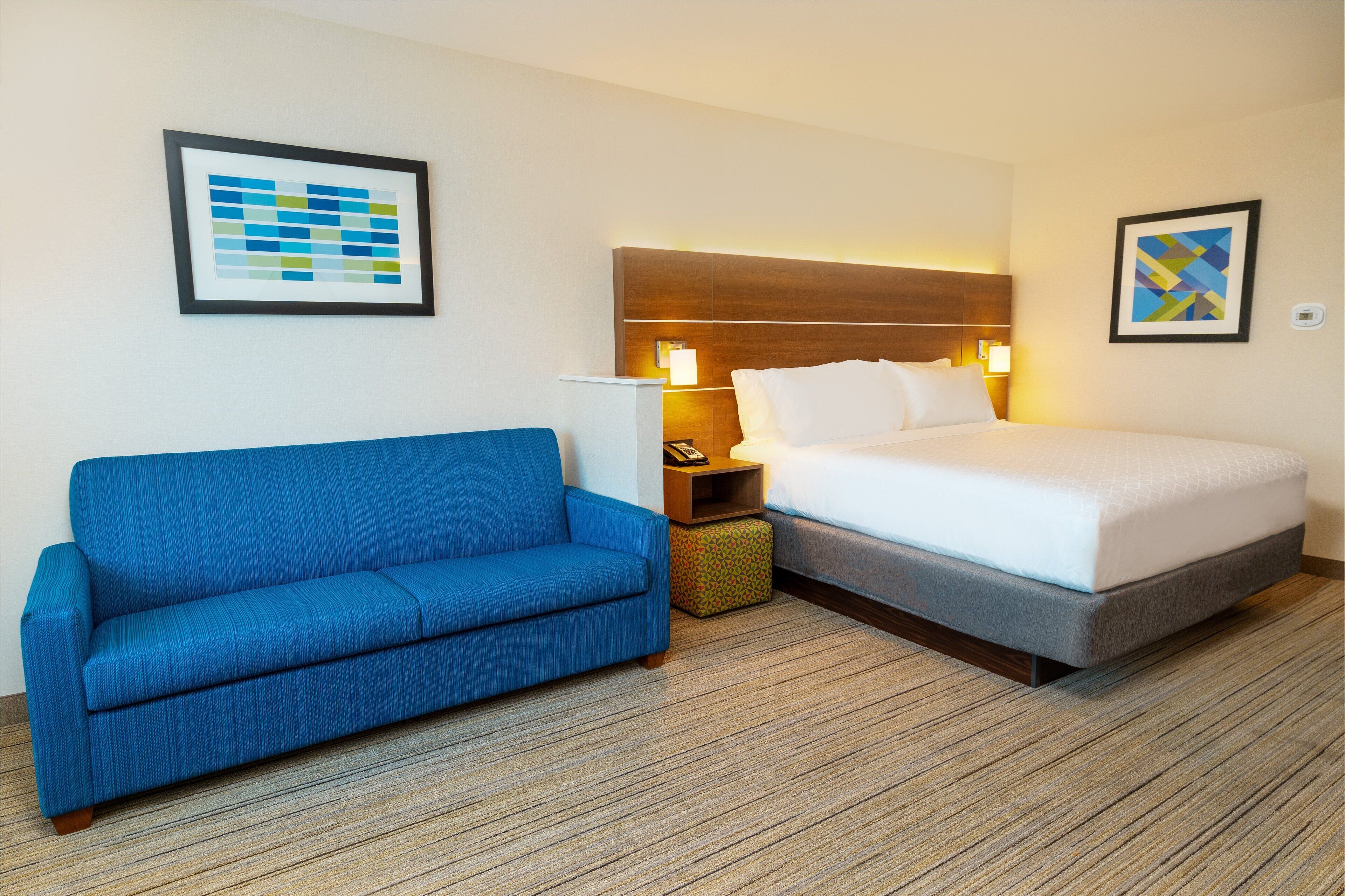 Holiday Inn Express & Suites Las Vegas - E Tropicana