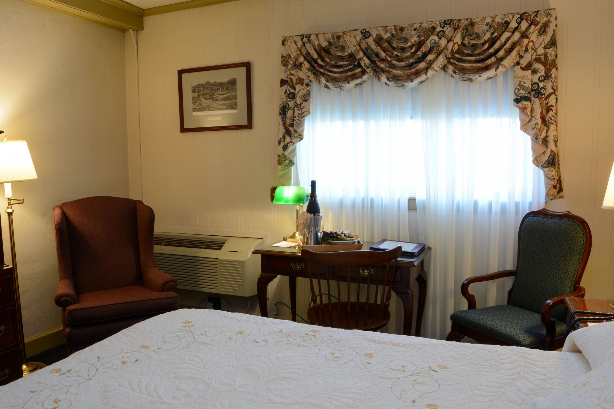 Lamie's Inn & Old Salt Restaurant
