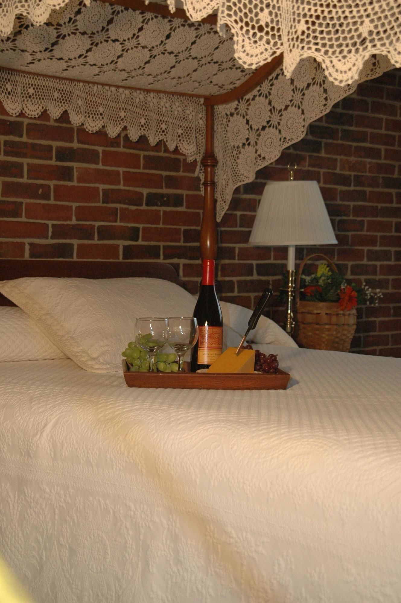 Lamie's Inn & Old Salt Restaurant