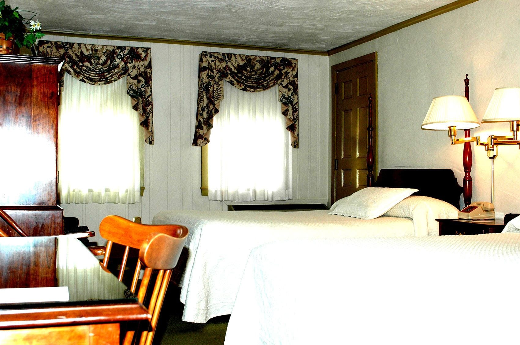 Lamie's Inn & Old Salt Restaurant