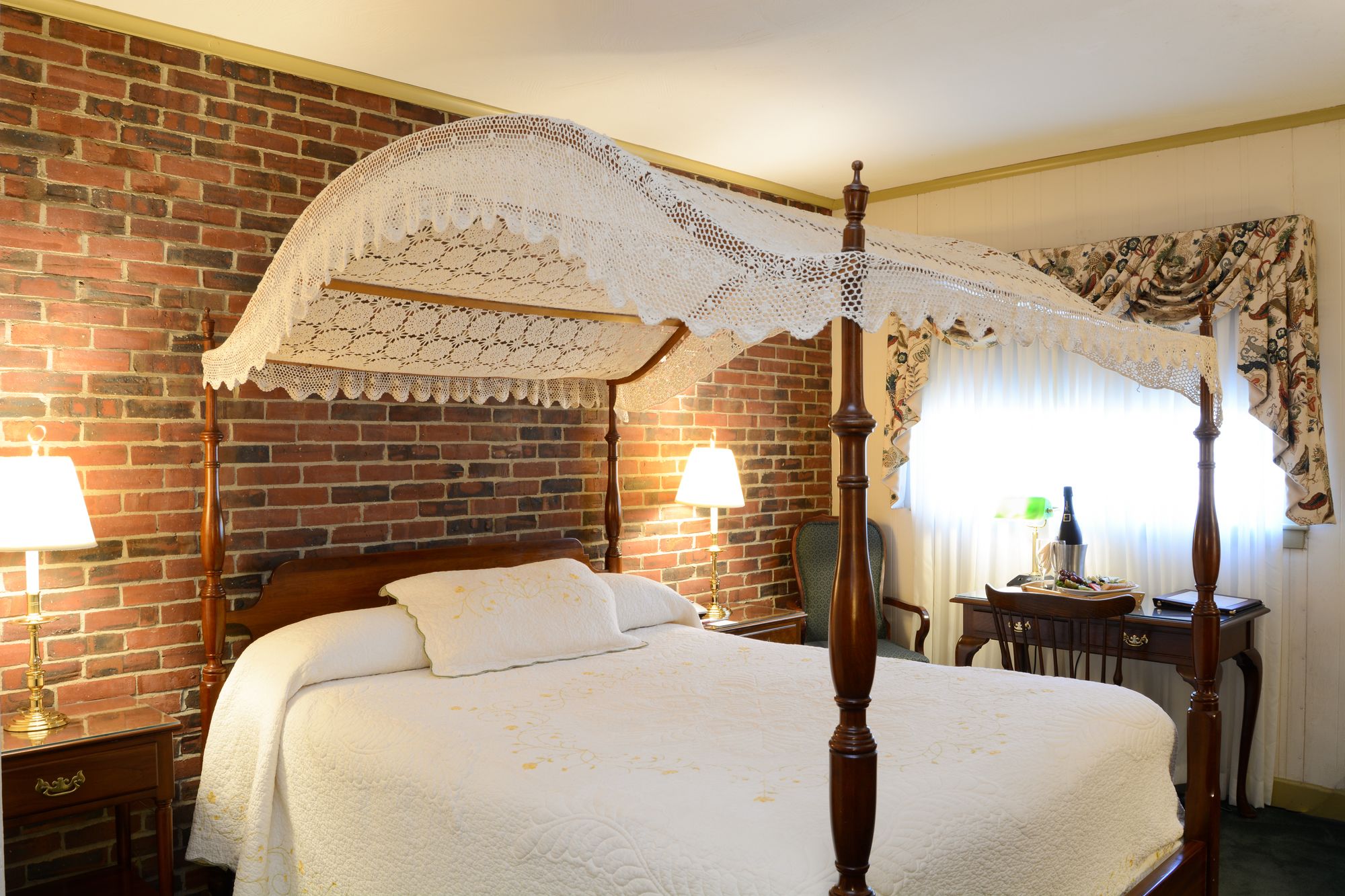 Lamie's Inn & Old Salt Restaurant