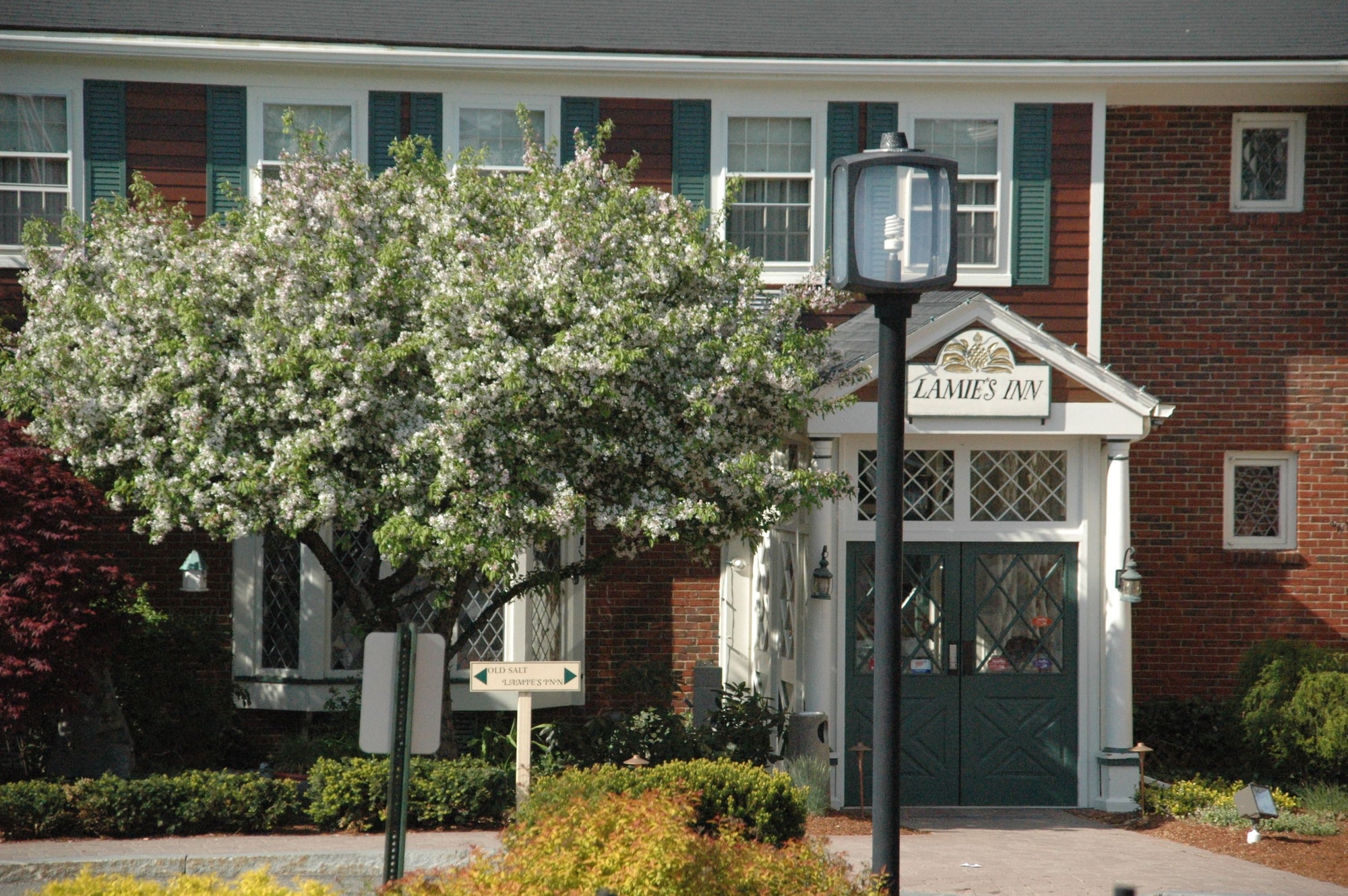 Lamie's Inn & Old Salt Restaurant
