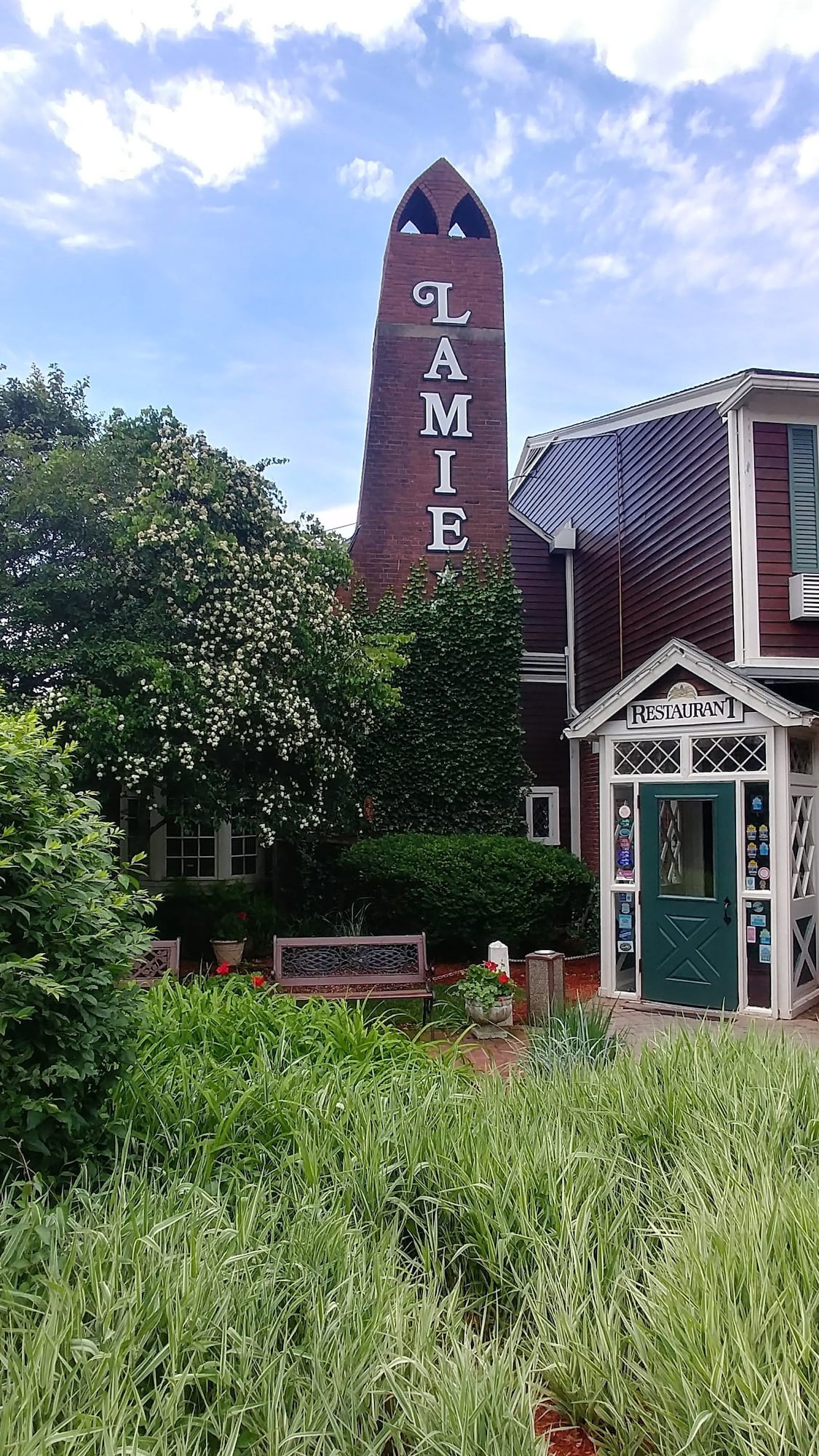 Lamie's Inn & Old Salt Restaurant