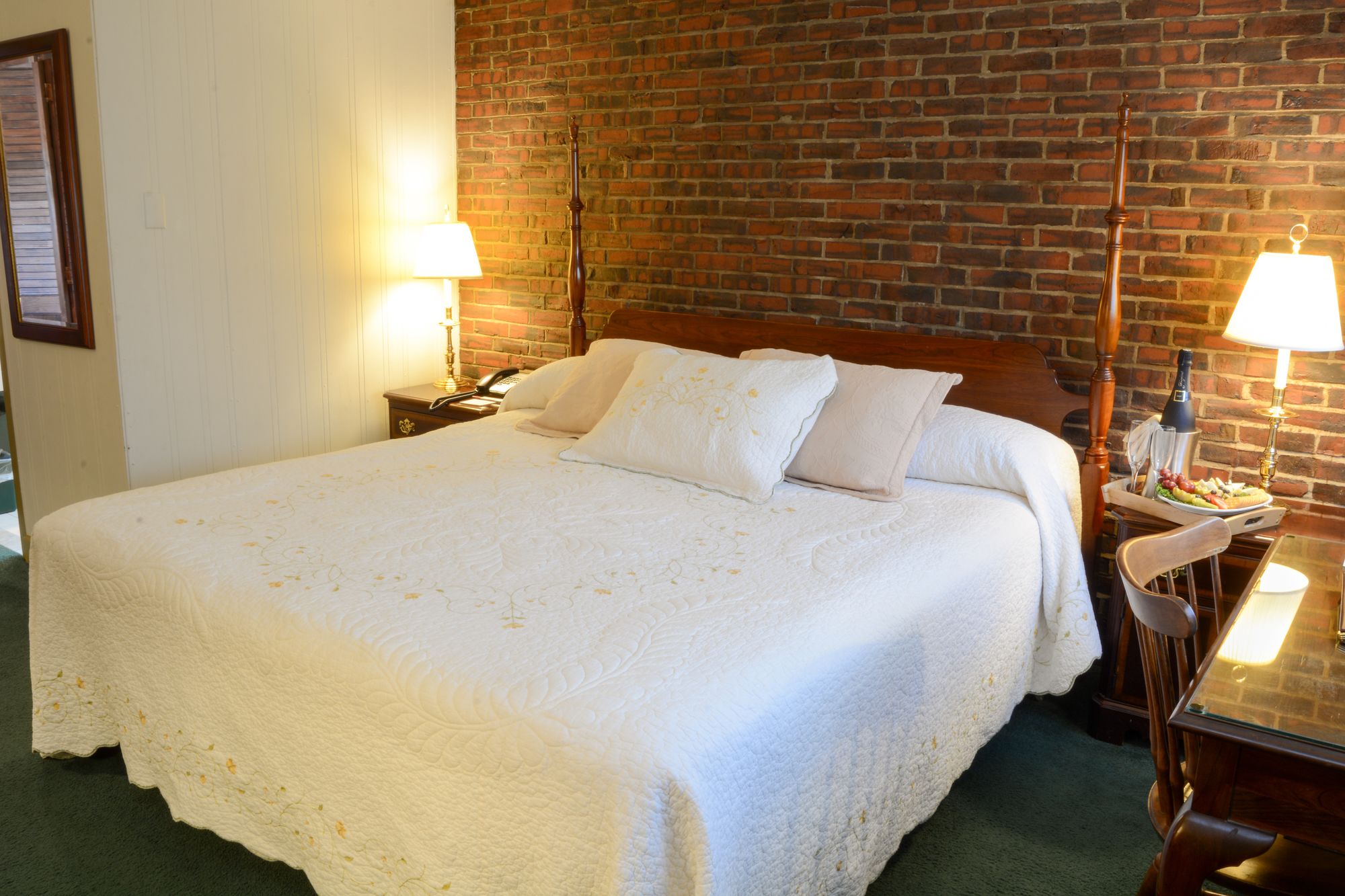 Lamie's Inn & Old Salt Restaurant