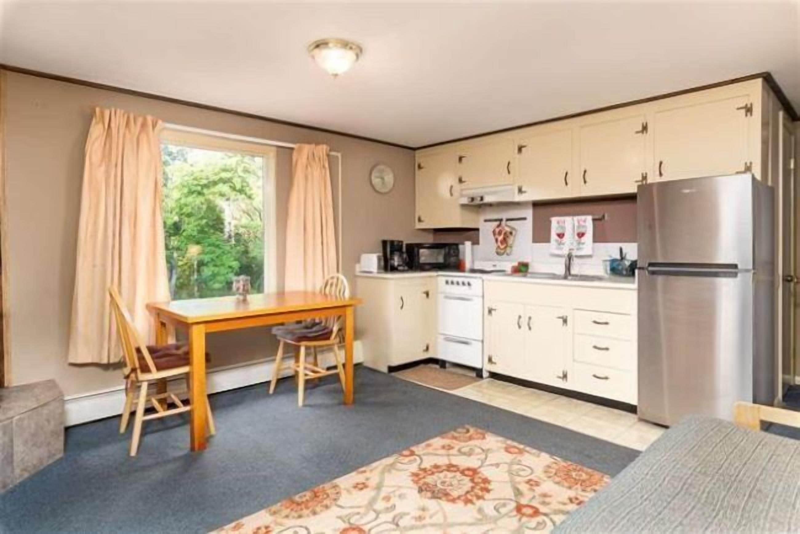 Covered Bridge River View Lodge