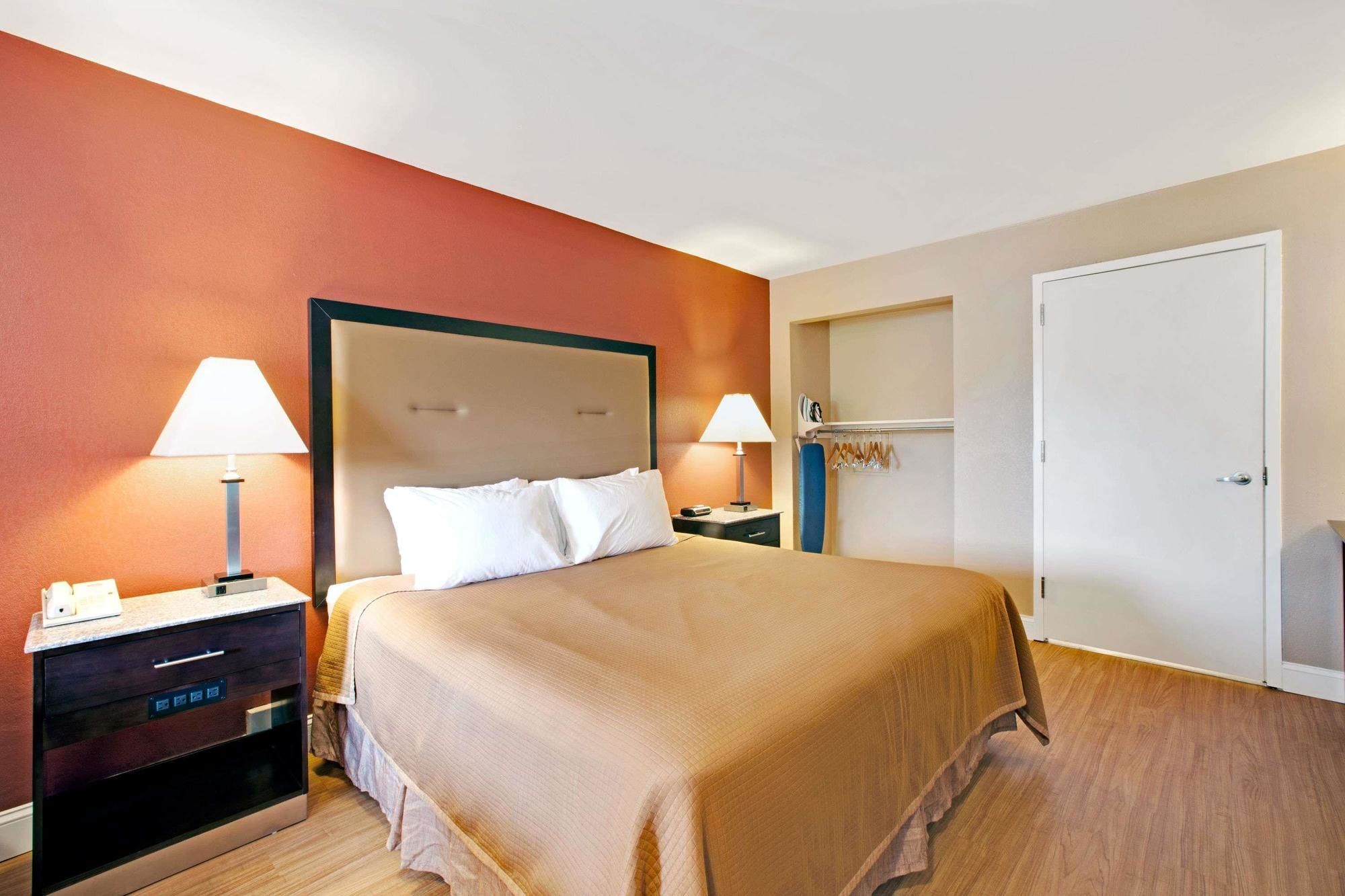 Travelodge by Wyndham Bellmawr