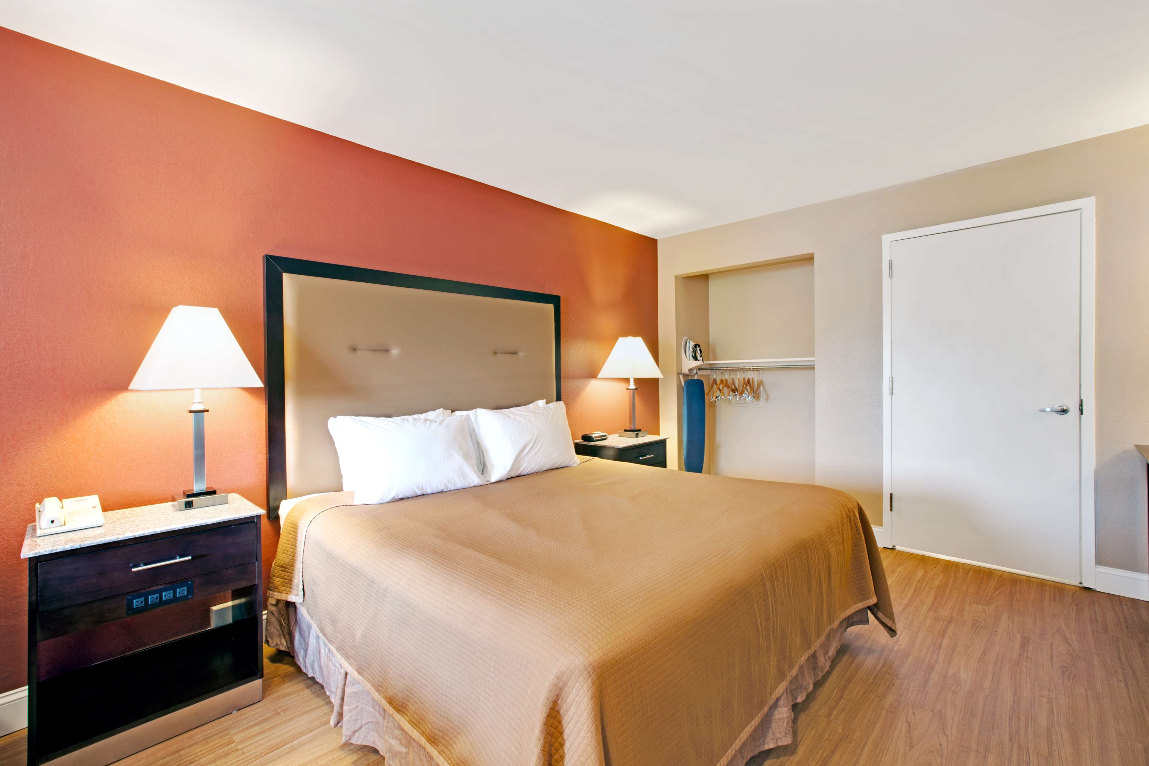 Travelodge by Wyndham Bellmawr