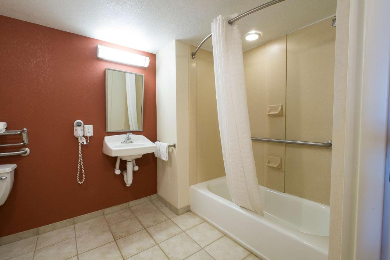 Red Roof Inn & Suites Philadelphia - Bellmawr
