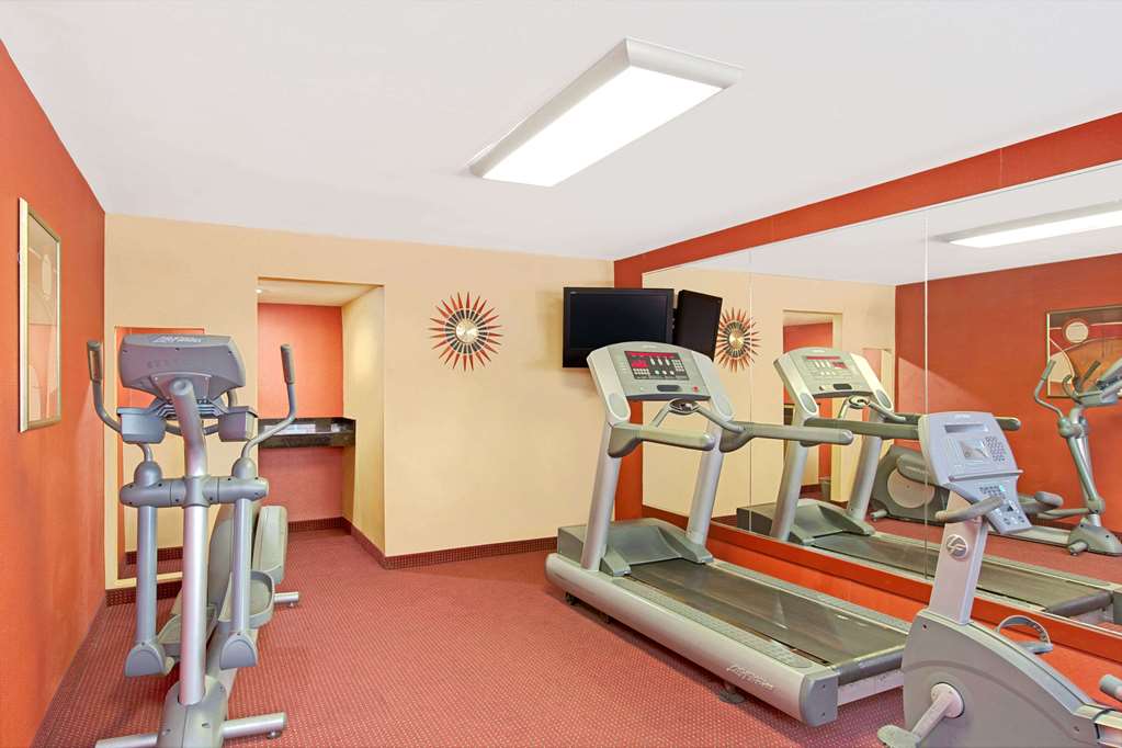 HomeTowne Studios by Red Roof Bordentown - McGuire AFB